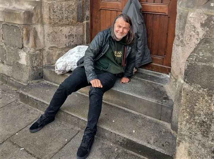 Na těchto schodech u bočního vchodu do katedrály prožil Honza nepřetržitě čtyři měsíce
