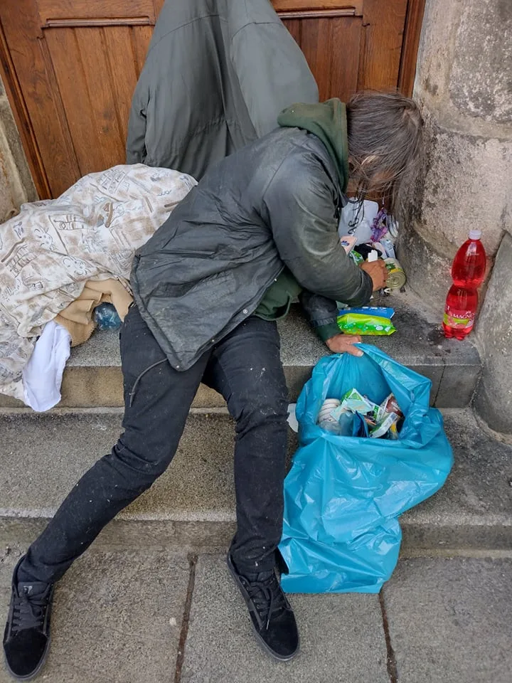 Na těchto schodech u bočního vchodu do katedrály prožil Honza nepřetržitě čtyři měsíce
