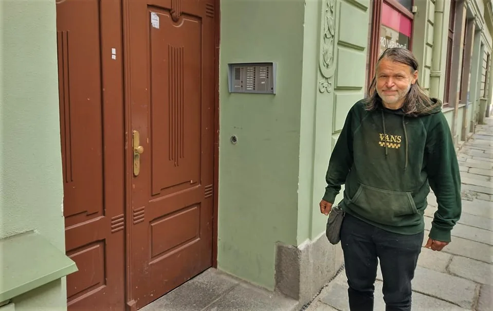 Za těmito dveřmi čeká Honzu nový život