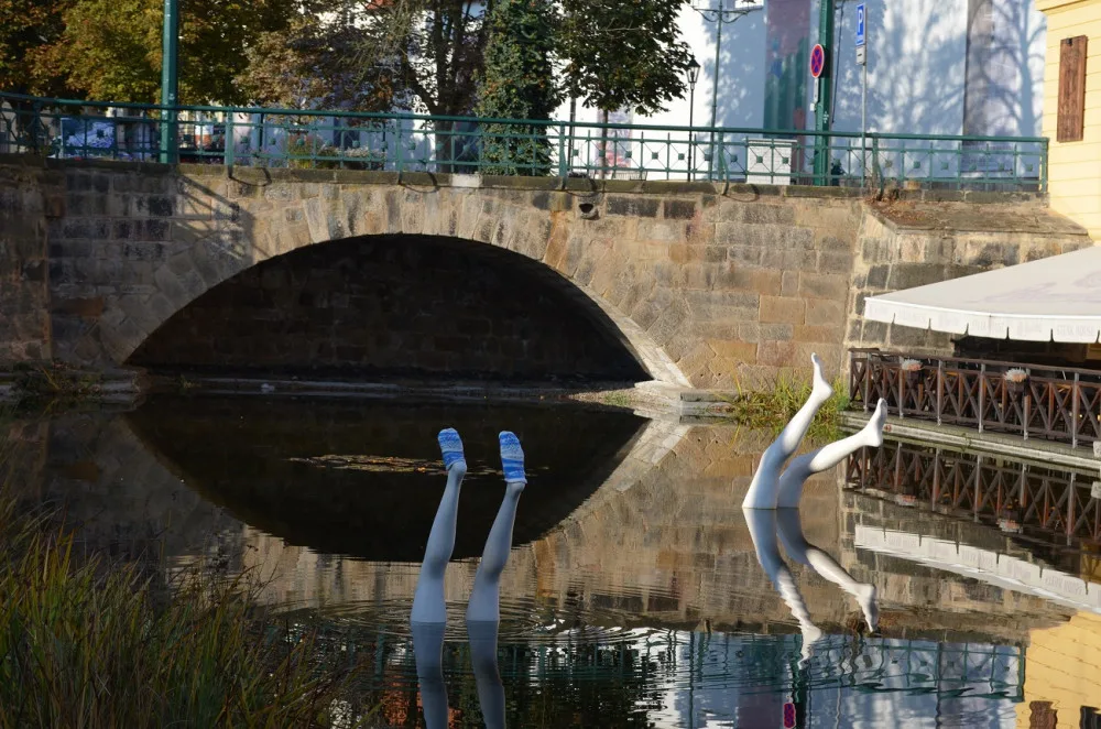 Starostliví Plzeňané oblékají na zimu sochy, teplé ponožky teď dostaly slavné Nohy z vody
