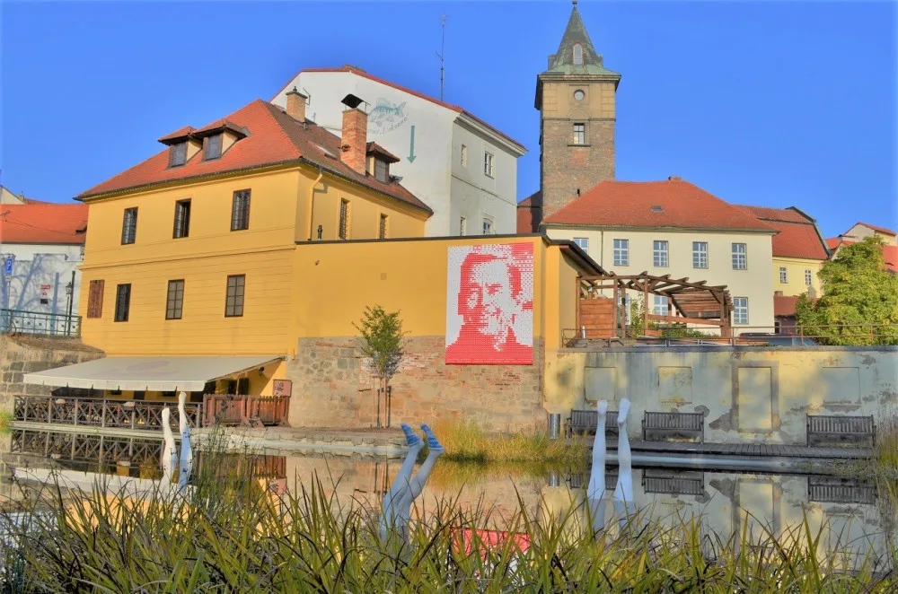 Starostliví Plzeňané oblékají na zimu sochy, teplé ponožky teď dostaly slavné Nohy z vody