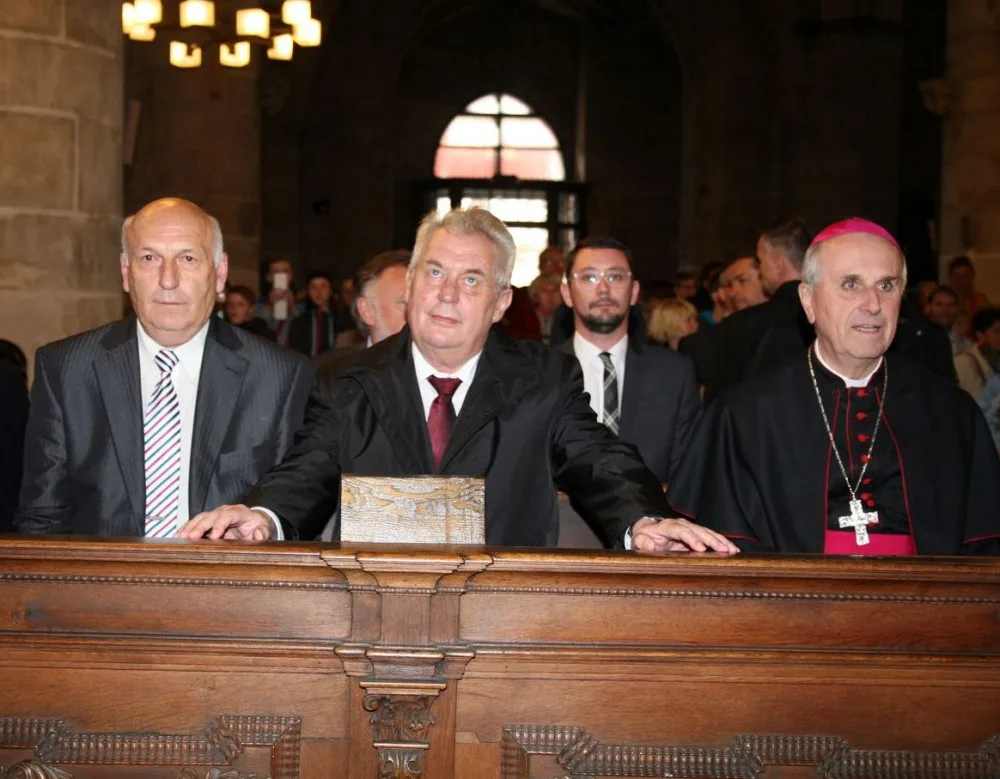 Prezident Miloš Zeman si během své květnové návštěvy Plzně v roce 2014 prohlédl katedrálu sv. Bartoloměje.