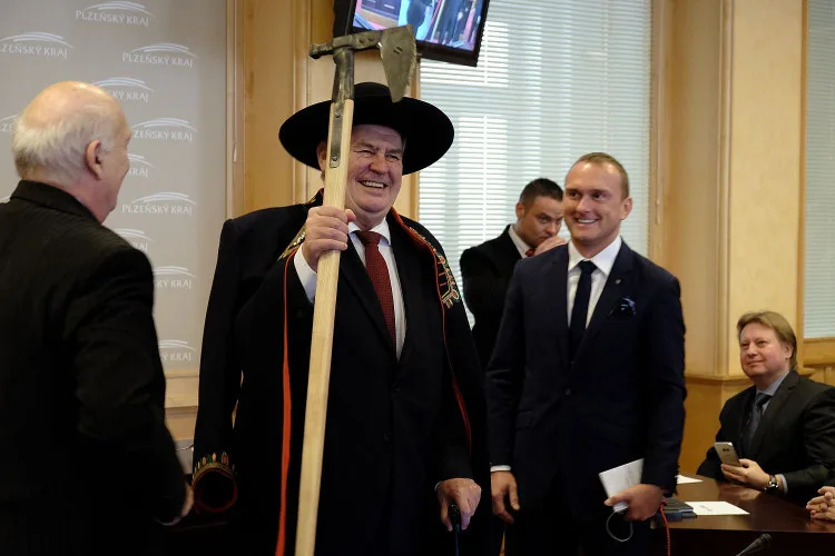 Prezident Miloš Zeman dostal v roce 2016 darem od Plzeňského kraje chodský kabát, klobouk a čakan. což jsou typické symboly Chodska.