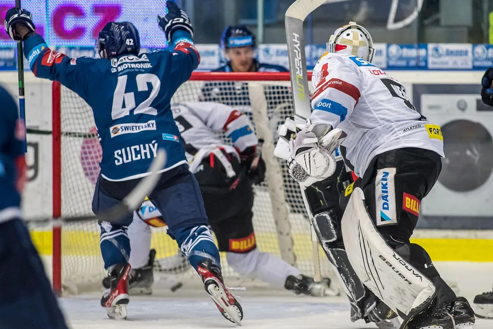 Díky drtivému tlaku v závěru utkání porazili hokejisté Plzně pražskou Spartu 5:4