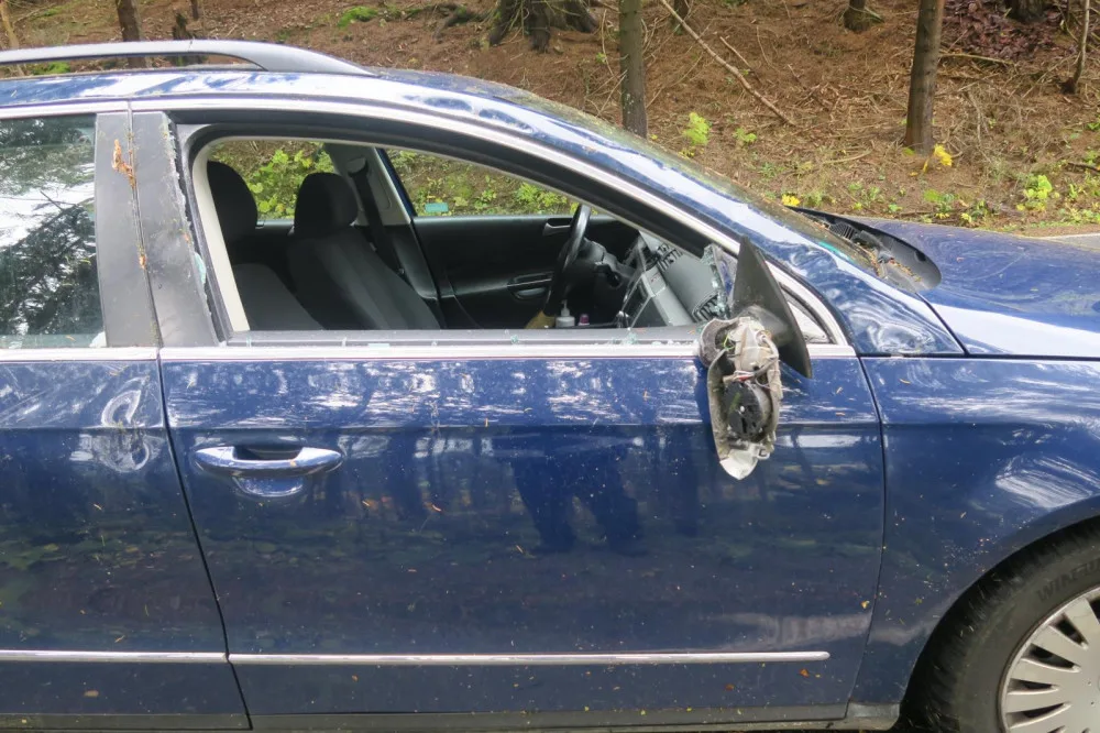 Zlomený smrk se zřítil na projíždějící auto, vichřice si celkem vyžádala 351 výjezdů hasičů
