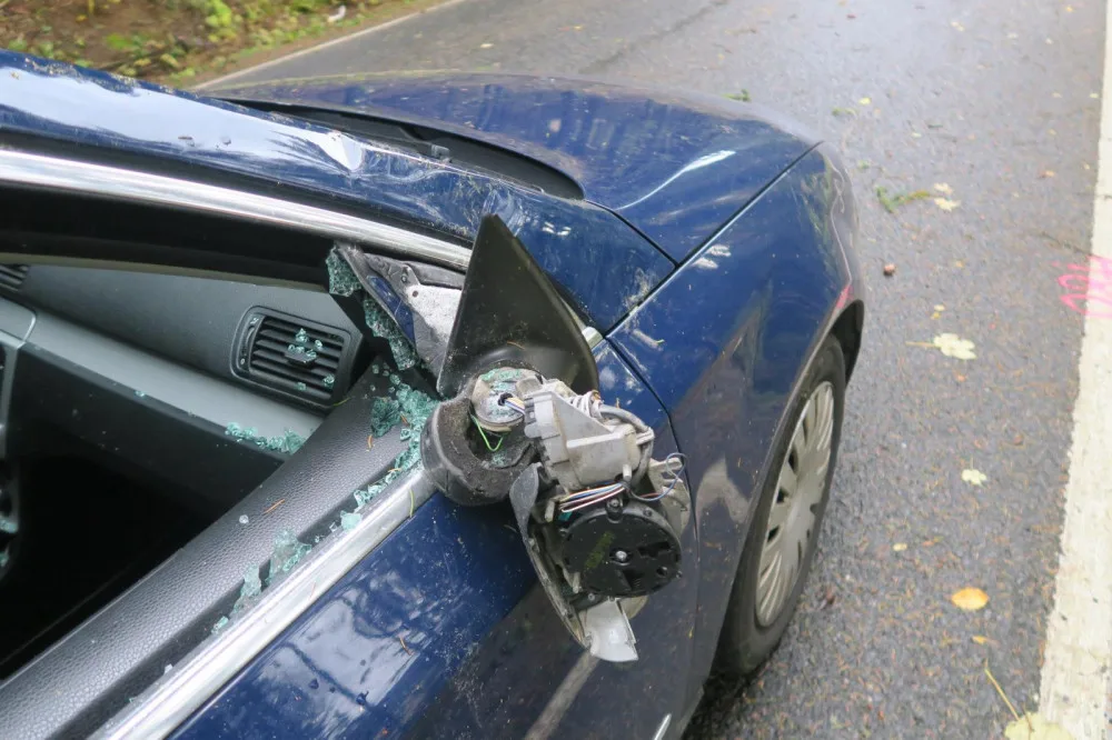 Zlomený smrk se zřítil na projíždějící auto, vichřice si celkem vyžádala 351 výjezdů hasičů