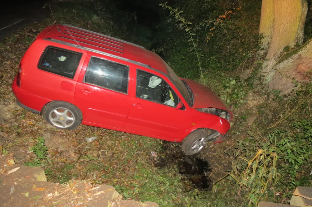Policisté vyšetřují záhadnou nehodu, řidič havaroval do příkopu a zmizel