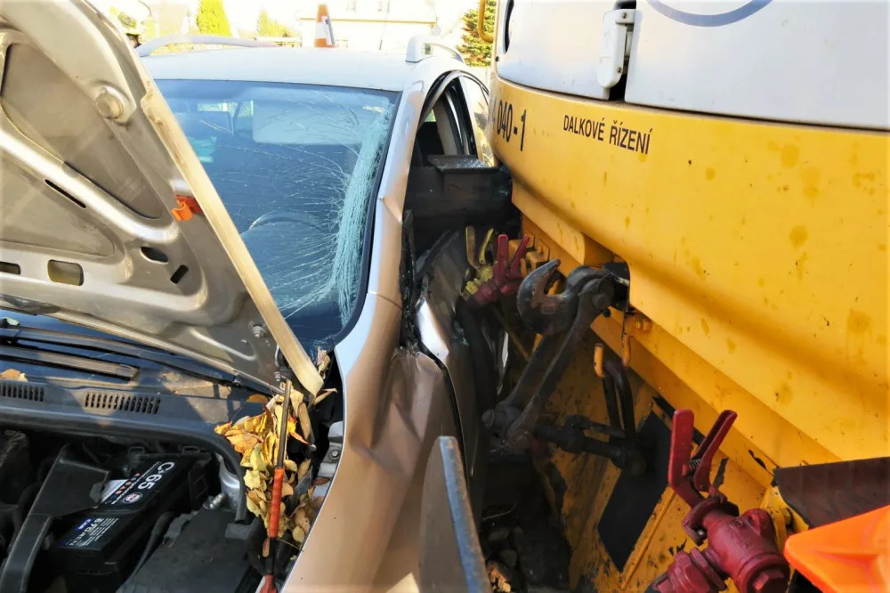 Vlak nabral osobní automobil na nechráněném přejezdu, železný nárazník skončil těsně u hlavy řidiče
