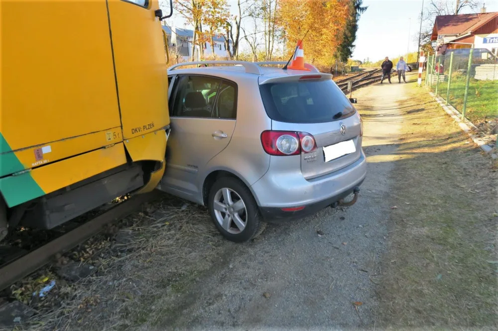 Vlak nabral osobní automobil na nechráněném přejezdu, železný nárazník skončil těsně u hlavy řidiče