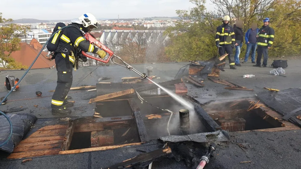 Hořelo na střeše objektu plzeňské fakultní nemocnice na Borech, kde sídlí oddělení dialýzy