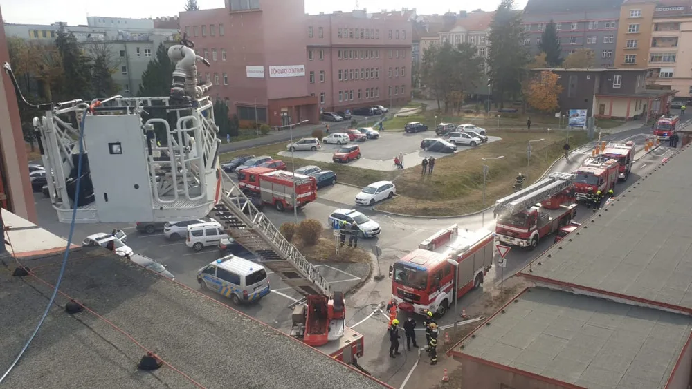 Hořelo na střeše objektu plzeňské fakultní nemocnice na Borech, kde sídlí oddělení dialýzy