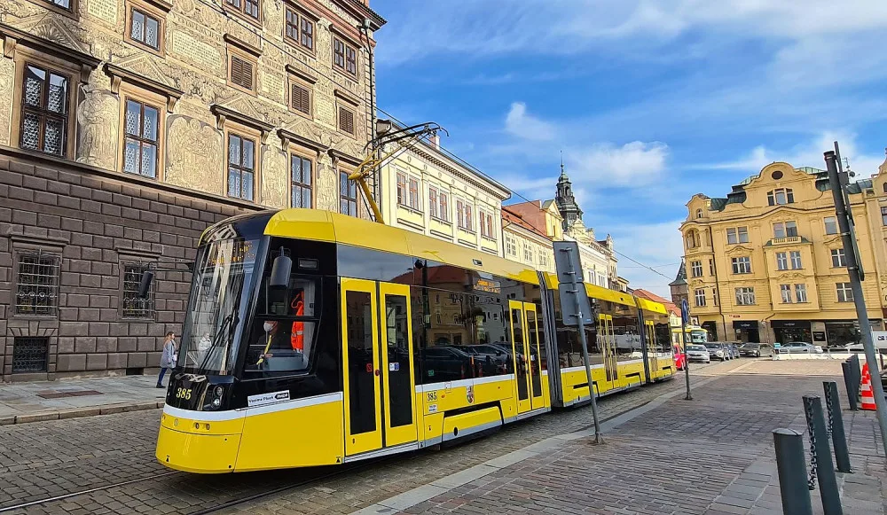 Nejmodernější tramvaj vyrobená přímo pro Plzeňáky poprvé vyrazila do ulic i s cestujícími. Poskytne komfort i bezpečí