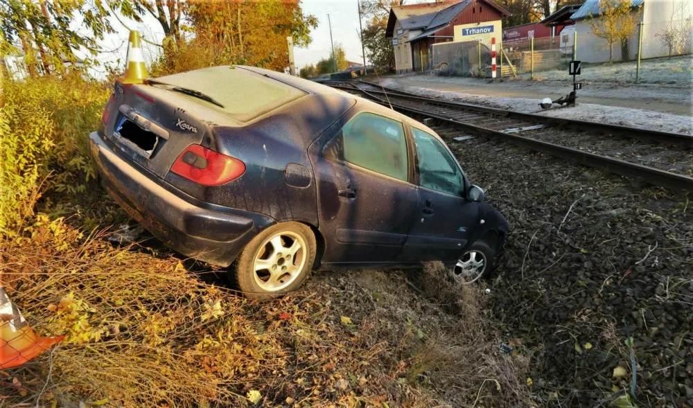 Opilý motorista prorazil plot, sjel s autem téměř až do kolejiště a pak odkráčel na ubytovnu