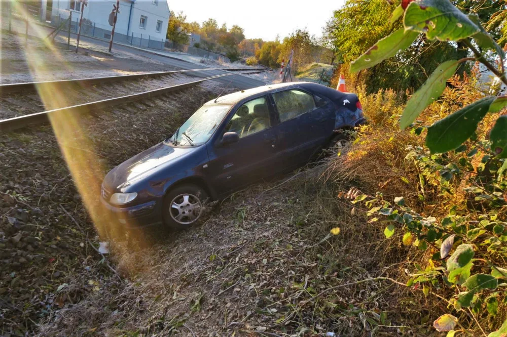 Opilý motorista prorazil plot, sjel s autem téměř až do kolejiště a pak se odkráčel vyspat na ubytovnu