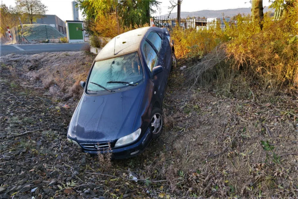 Opilý motorista prorazil plot, sjel s autem téměř až do kolejiště a pak se odkráčel vyspat na ubytovnu
