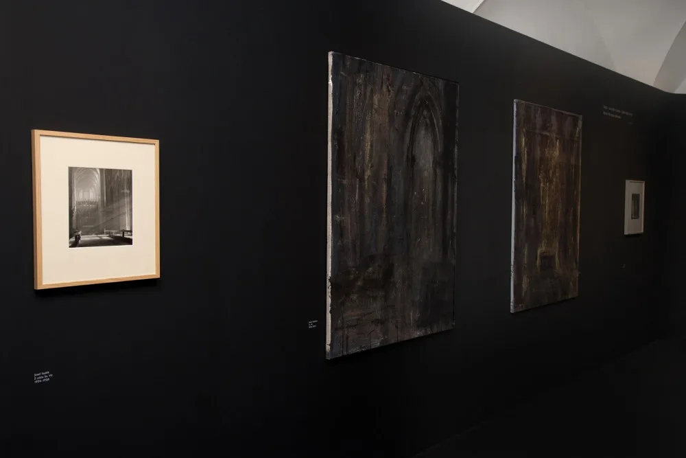 Západočeská galerie vystavuje fotografie J. Sudka a malby J. Špaňhela s tématem chrámu sv. Víta