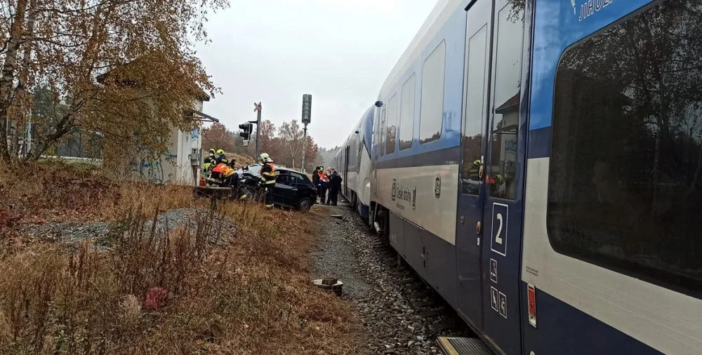 Vlak smetl na železničním přejezdu vůz značky Audi, jeho řidič nerespektoval červené světlo