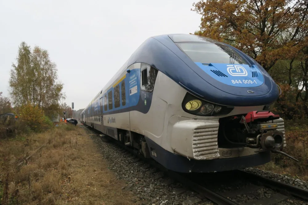 Mladý řidič vjel s autem na železniční přejezd, když už blikalo červené světlo. Smetl ho vlak