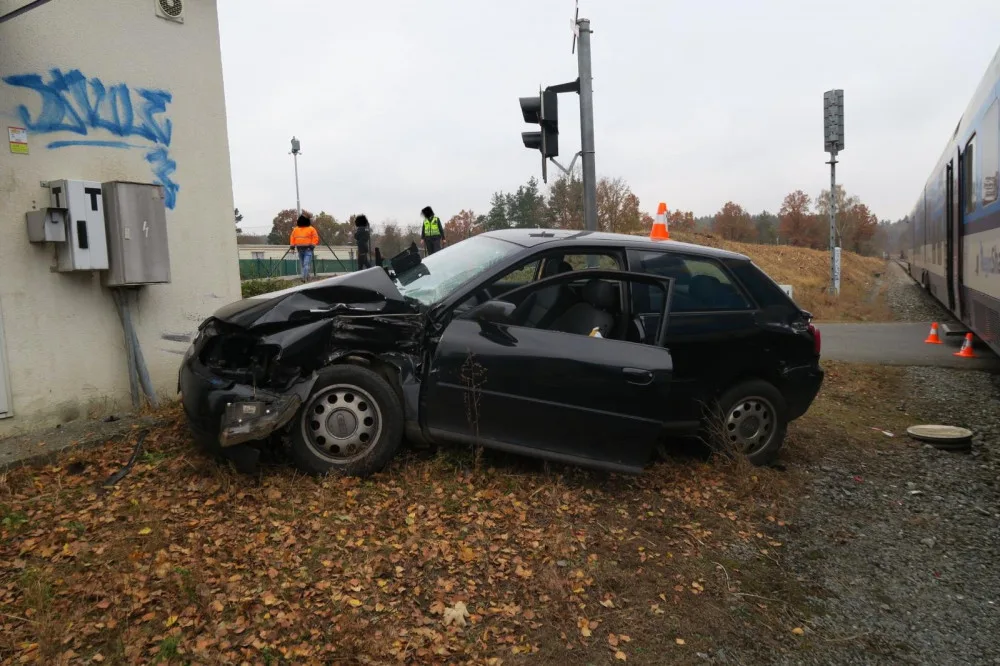 Mladý řidič vjel s autem na železniční přejezd, když už blikalo červené světlo. Smetl ho vlak