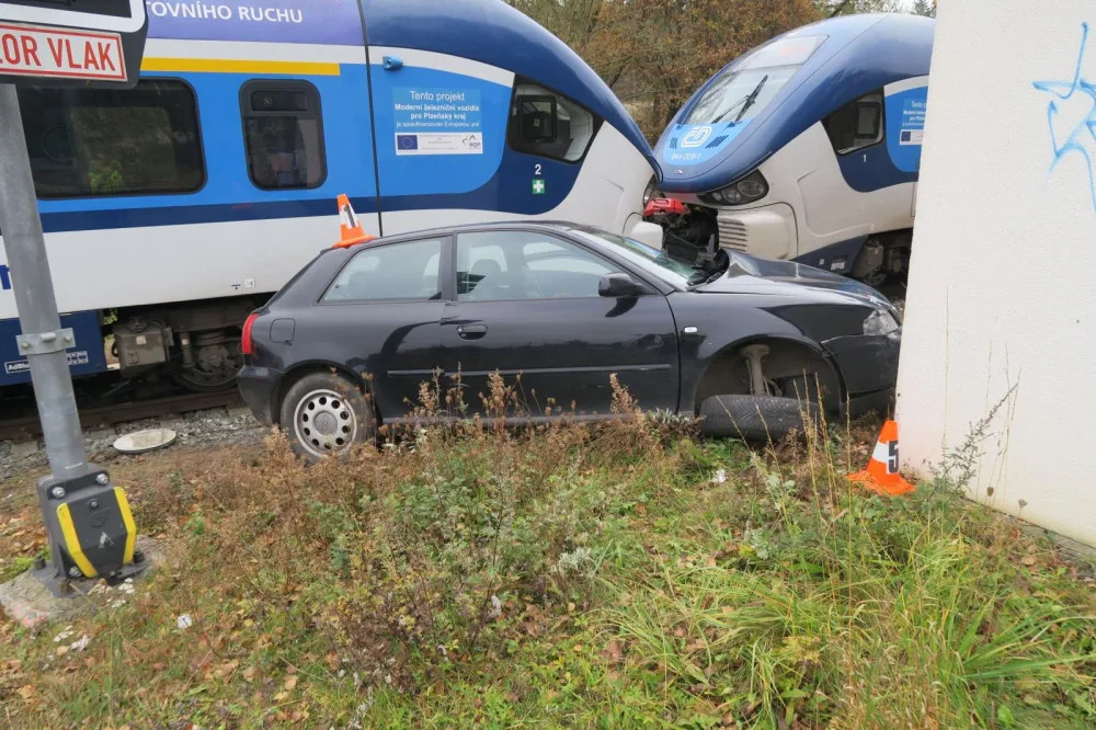 Mladý řidič vjel s autem na železniční přejezd, když už blikalo červené světlo. Smetl ho vlak