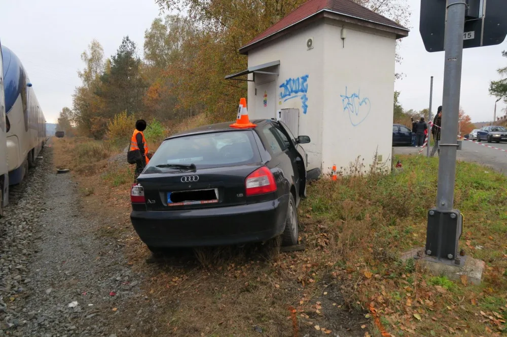 Mladý řidič vjel s autem na železniční přejezd, když už blikalo červené světlo. Smetl ho vlak