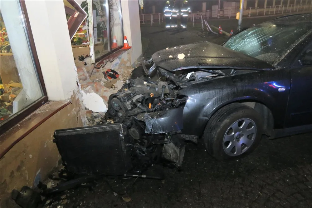 Auto se po nárazu doslova probouralo do prodejny