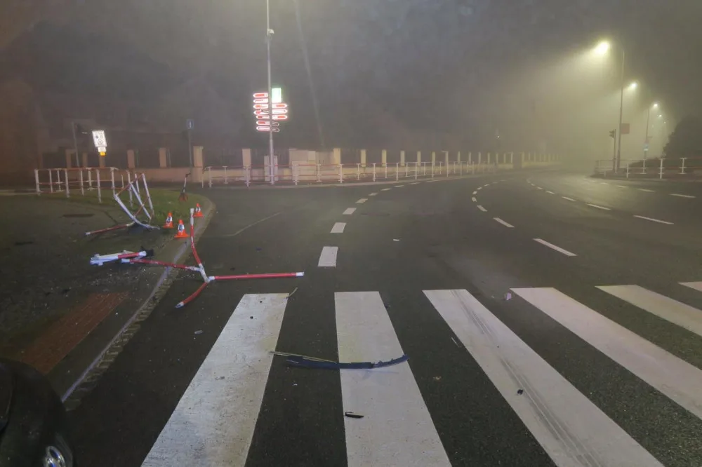Opilý sebevrah ujížděl autem před policií, havaroval a zdemoloval prodejnu pěstitelských potřeb