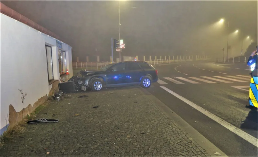 Opilý sebevrah ujížděl autem před policií, havaroval a zdemoloval prodejnu pěstitelských potřeb
