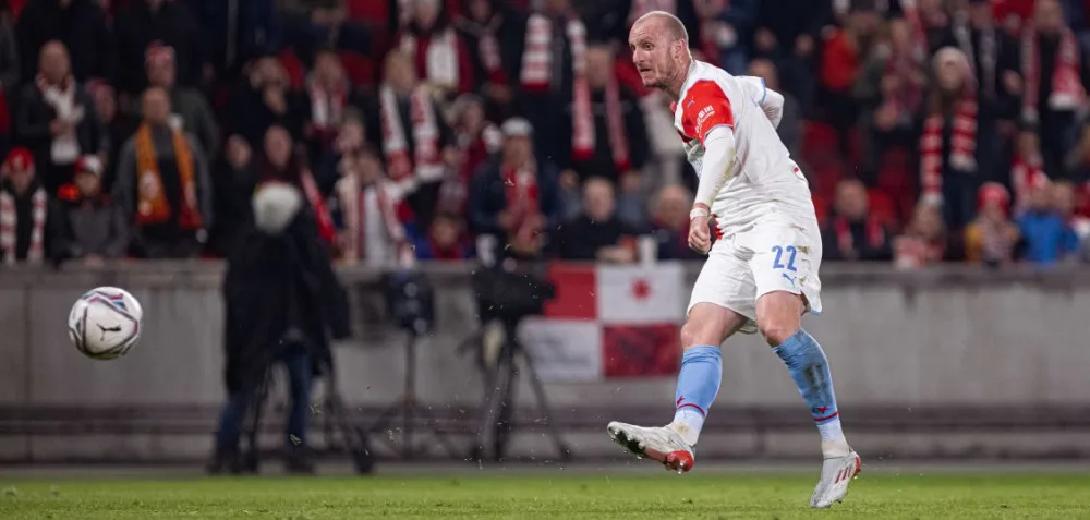 Bouřlivou oslavou gólu Krmenčík vytočil fanoušky Plzně i bývalé spoluhráče, Limba hodil jeho dres do krbu