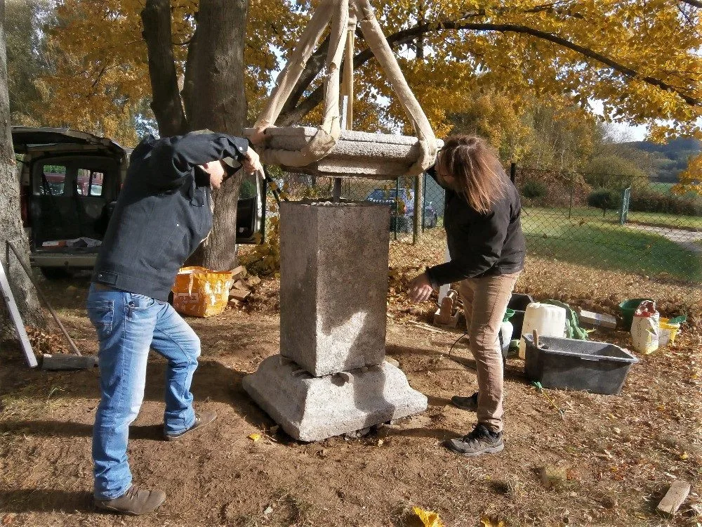 Restaurátoři rozebrali a opravili slavná Lomikarova Boží muka v Klenčí pod Čerchovem