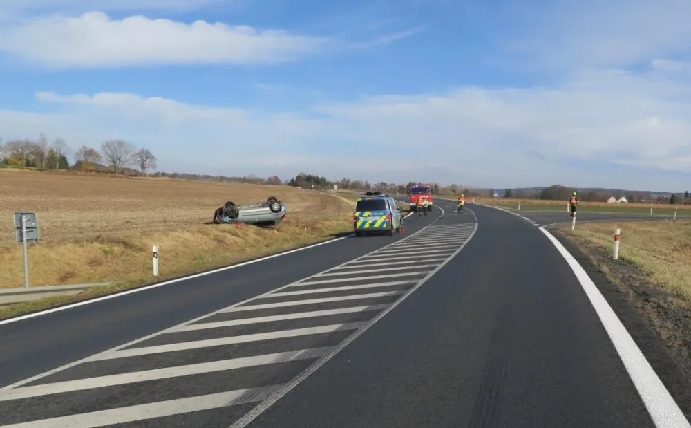 Seniorka (80) si spletla brzdu s plynem a přistála na střeše na poli, další motoristku uvěznila betonová zábrana