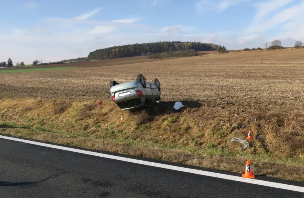 Seniorka (80) si spletla brzdu s plynem a přistála na střeše na poli, další motoristku uvěznila betonová zábrana