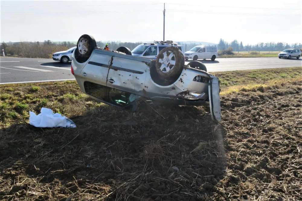 Seniorka (80) si spletla brzdu s plynem a přistála na střeše na poli, další motoristku uvěznila betonová zábrana
