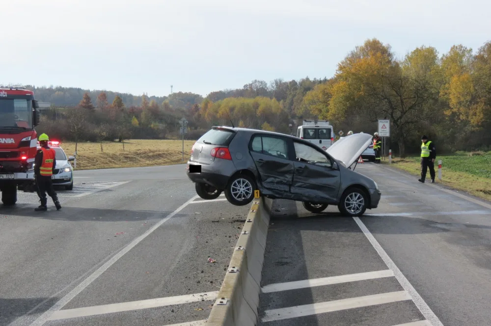 Druhou motoristku uvěznila betonová zábrana