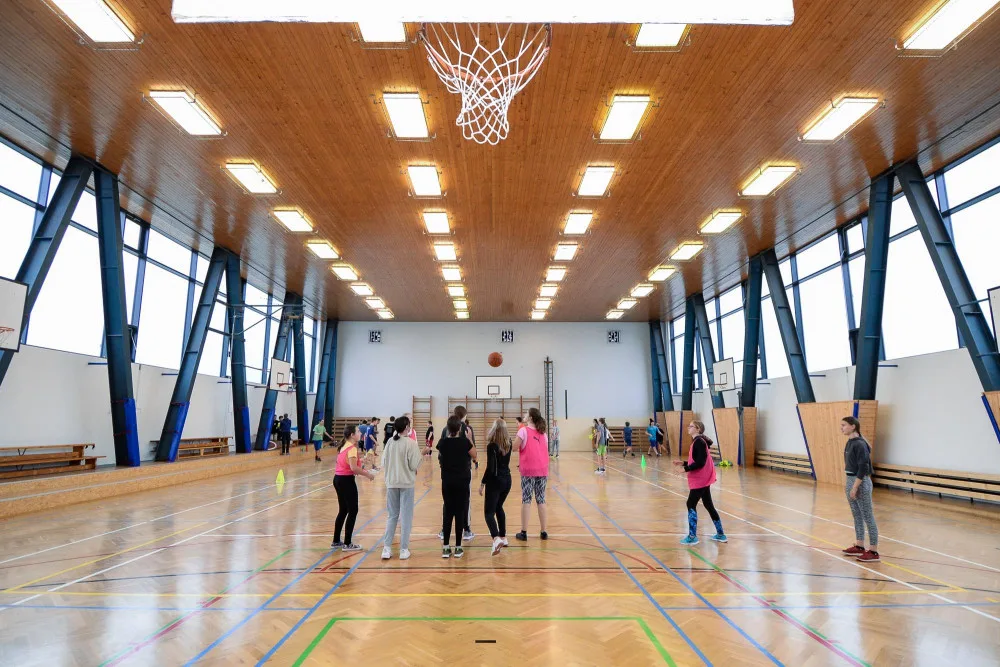 Základní škola se dočkala rekonstrukce za 56 milionů, nová je fasáda, okna i střechy