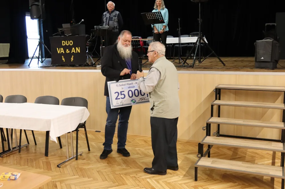 Starosta Aschenbrenner předal finanční šek na 25 000 Kč