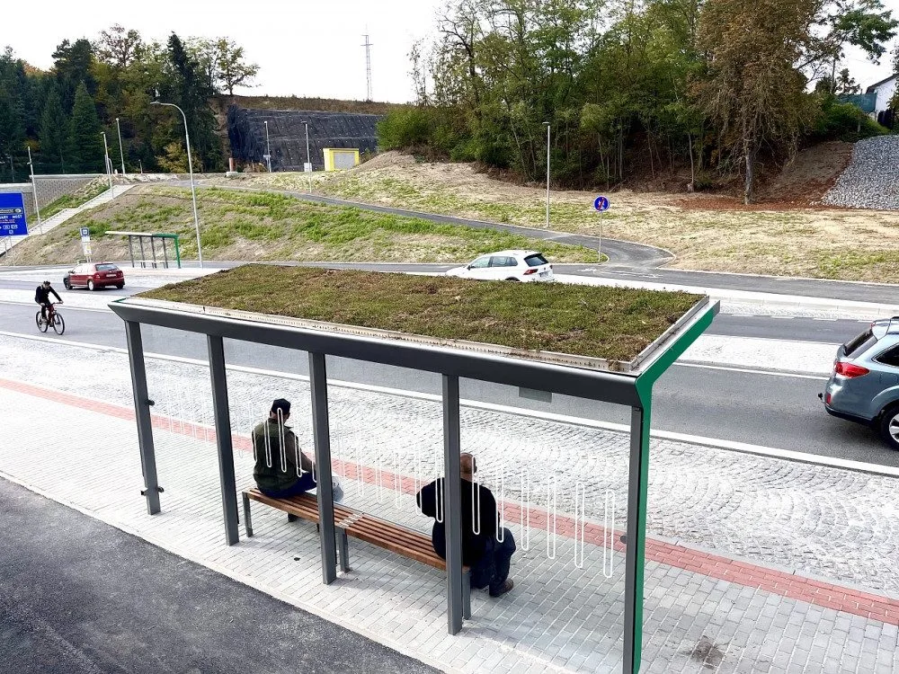 Dvě zastávky zdobí zelené střechy, pomohou zadržet vodu a snížit teplotu