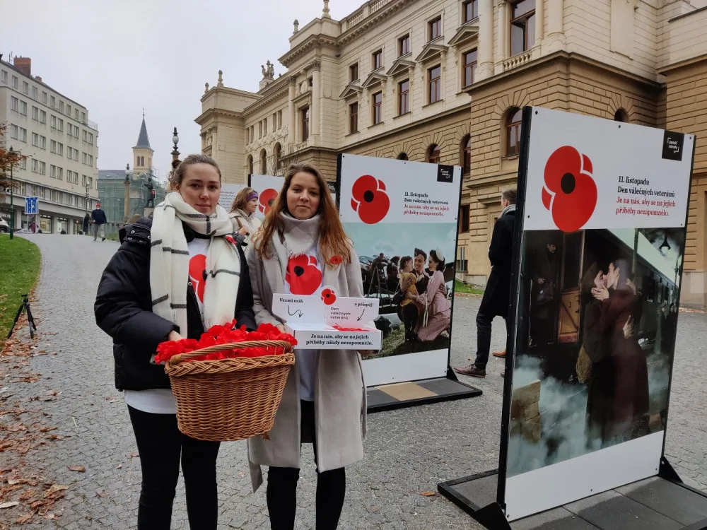 Záhonek s vlčími máky zaplnily stovky květin, připomínají válečné hrdiny a veterány