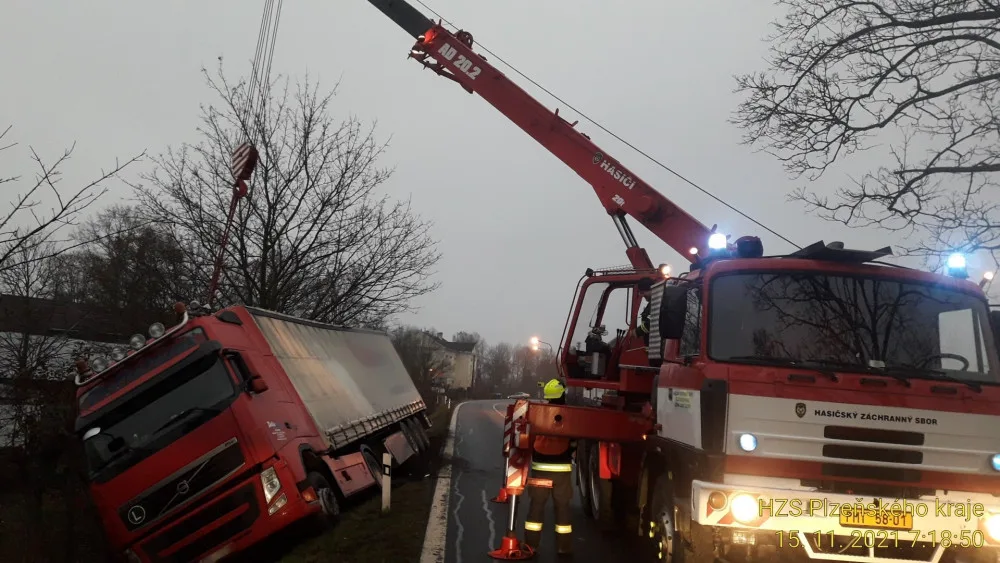 Řidiče kamionu postihly za jízdy velmi vážné zdravotní problémy, vozidlo skončilo v příkopu