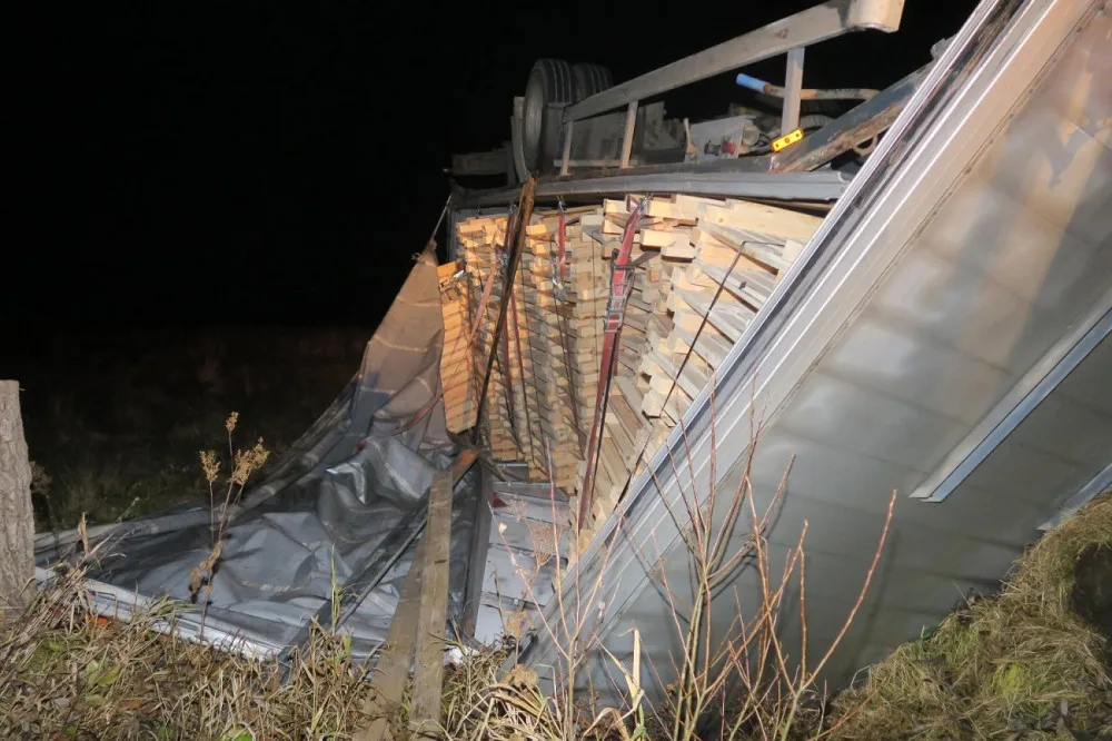 Pod přívěsem náklaďáku se utrhla krajnice, skončil převrácený na pastvině
