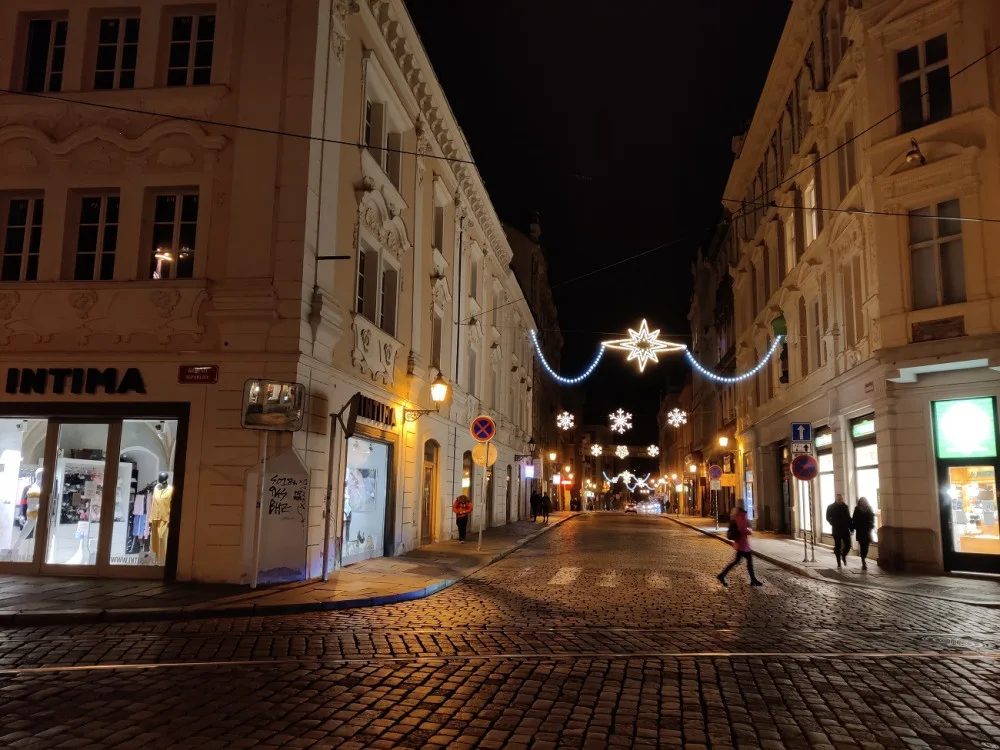 Některé ulice už se pyšní vánoční výzdobou, starší prvky nahradí nové s nižší spotřebou