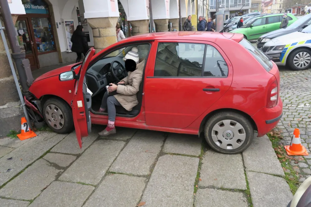 Seniorka (85) se zákazem řízení usedla za volant, popletla pedály a havarovala