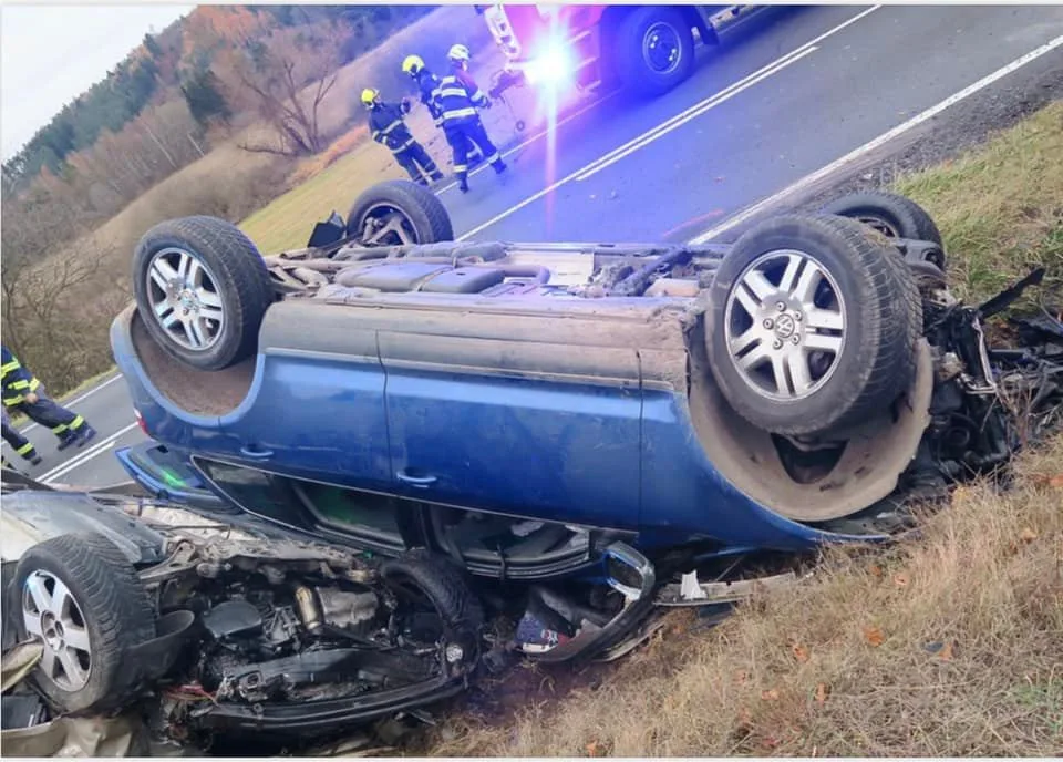 Při čelním střetu dvou osobních automobilů se zranili čtyři lidé, jedna žena je v kritickém stavu