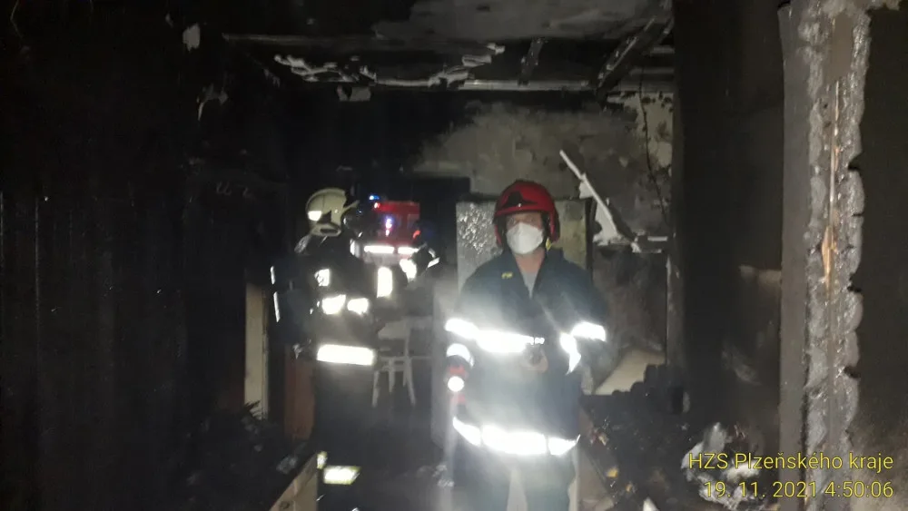 Při požáru rodinného domu se žena nadýchala zplodin, hasiči jí poskytli kyslíkovou terapii