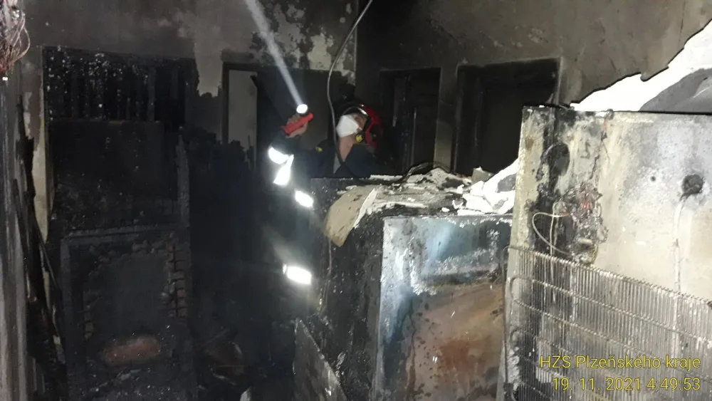 Při požáru rodinného domu se žena nadýchala zplodin, hasiči jí poskytli kyslíkovou terapii