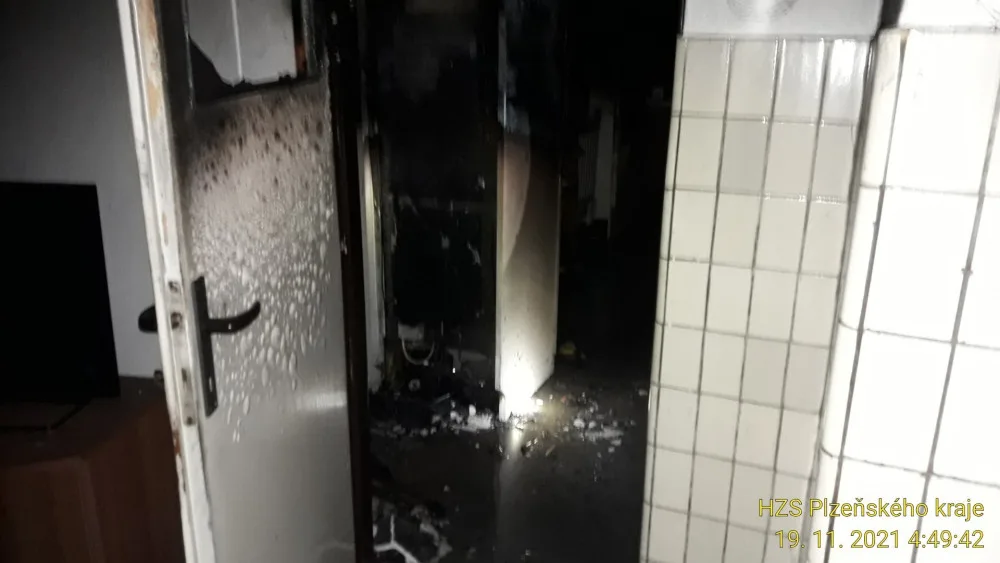 Při požáru rodinného domu se žena nadýchala zplodin, hasiči jí poskytli kyslíkovou terapii