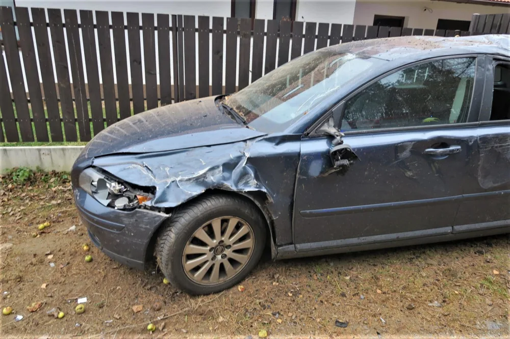 Auto po předjížděcím manévru vyletělo ze silnice, zdemolovalo odstavený automobil i plot domu