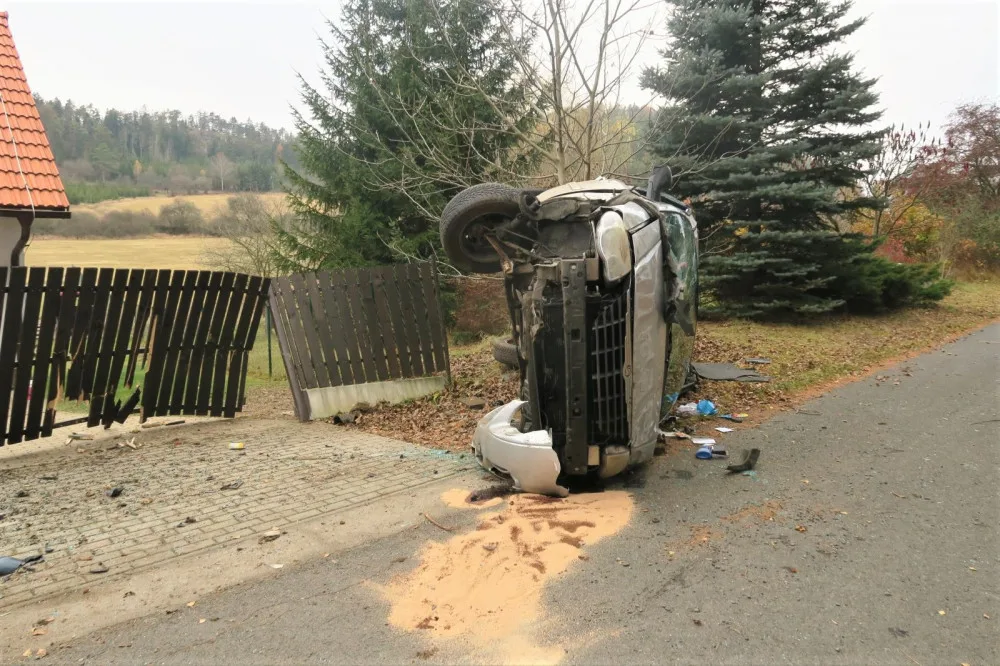 Auto po předjížděcím manévru vyletělo ze silnice, zdemolovalo odstavený automobil i plot domu