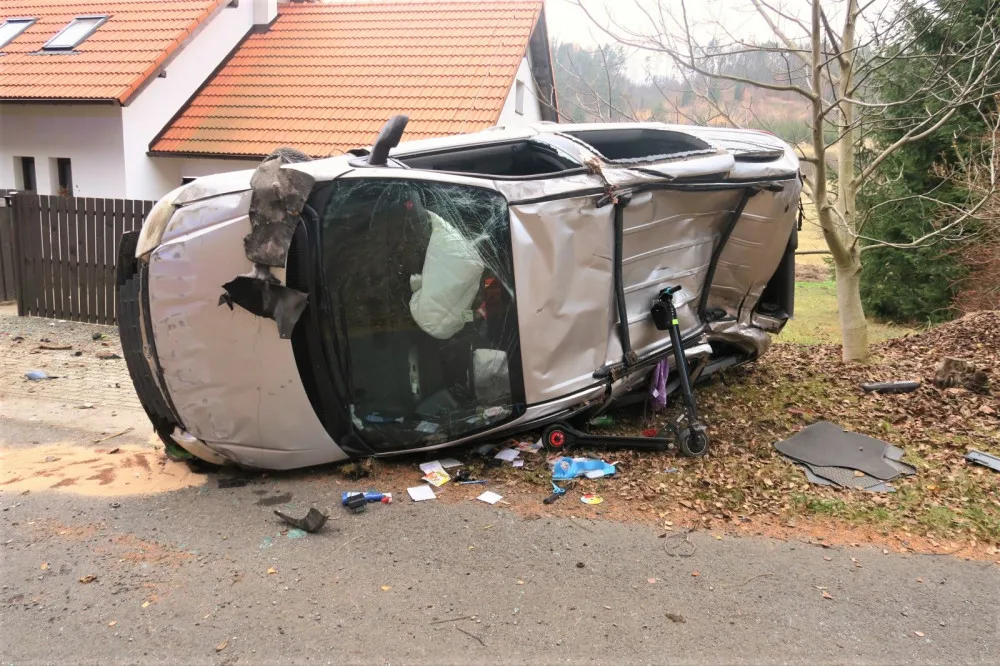 Auto po předjížděcím manévru vyletělo ze silnice, zdemolovalo odstavený automobil i plot domu