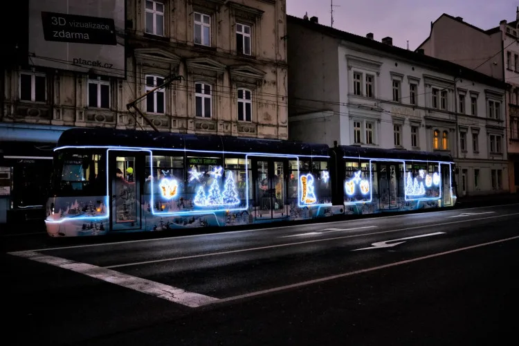 Tato tramvaj byla v Plzni hitem loňských vánoc